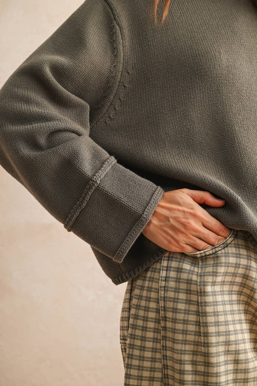 CREW NECK SWEATER: OLIVE